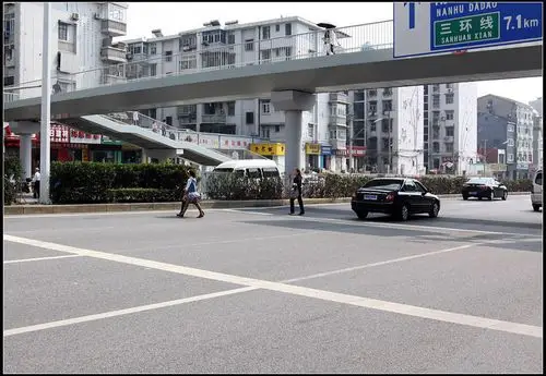 过街天桥下的横穿行人