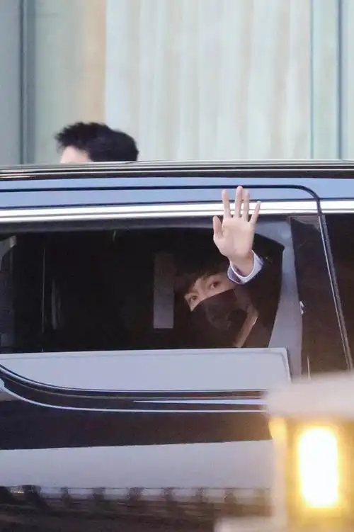 张艺兴今日份机场图西装白衬衫配锅盖头正式又可爱啊