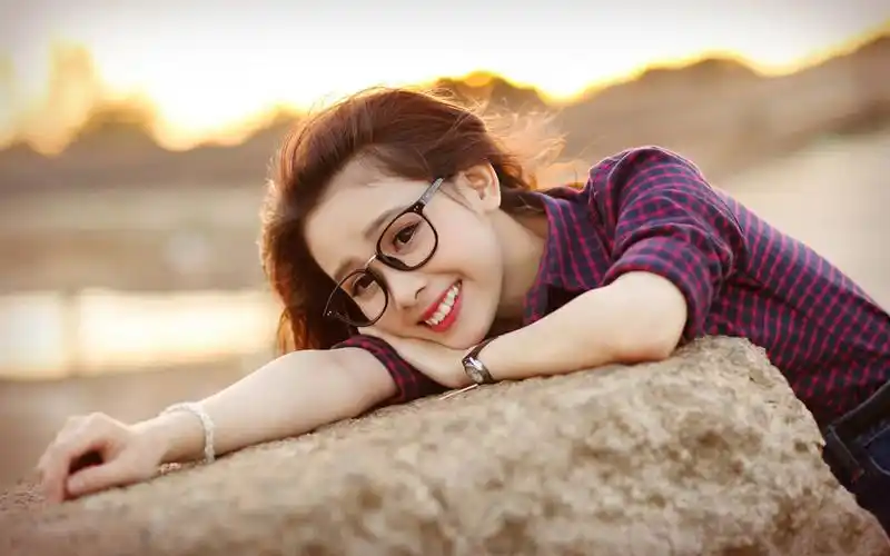 温暖的眼镜可爱女孩桌面壁纸下载
