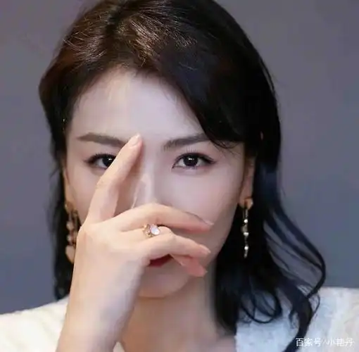 穿一身白色套装的刘涛,虽已42岁,但气质仍然出众,清冷干练