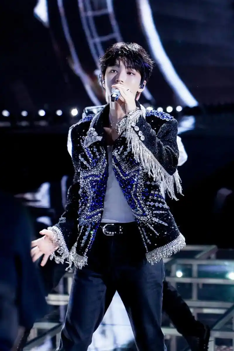 王俊凯江苏卫视跨年舞台 #王俊凯新歌你会找到我 #11个王 - 抖音