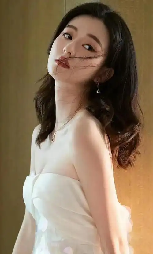 乔欣:灵动与优雅的时尚女神|写真照|独特魅力_网易订阅