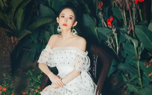 古力娜扎蕾丝裙性感高清桌面壁纸