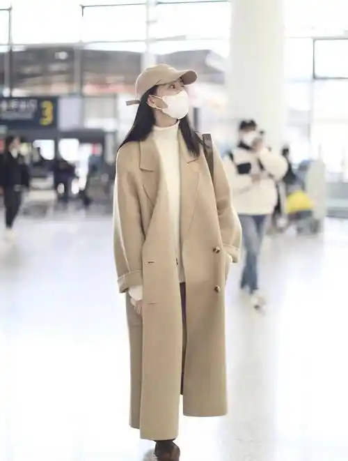 高圆圆经典大衣配长靴,私服穿搭还得看女神,赵又廷太有福气了_气质