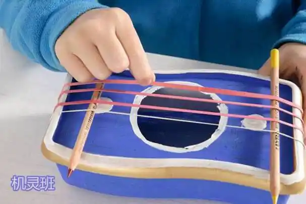 利用身边的材料橡皮筋纸盒子自制能发出声调的拨弦乐器(步骤图解)_机