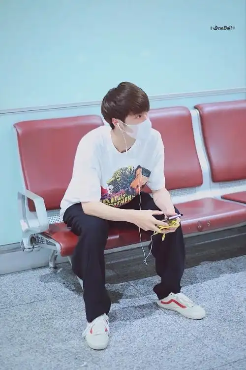 516172)~王一博顺毛的乖宝宝,太乖巧了啦,宝贝这件白t很酷哦,很