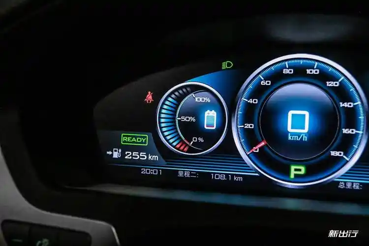 在满载状态下充满电,将空调调节到 ac/24℃,2 级风量,此时仪表盘显示