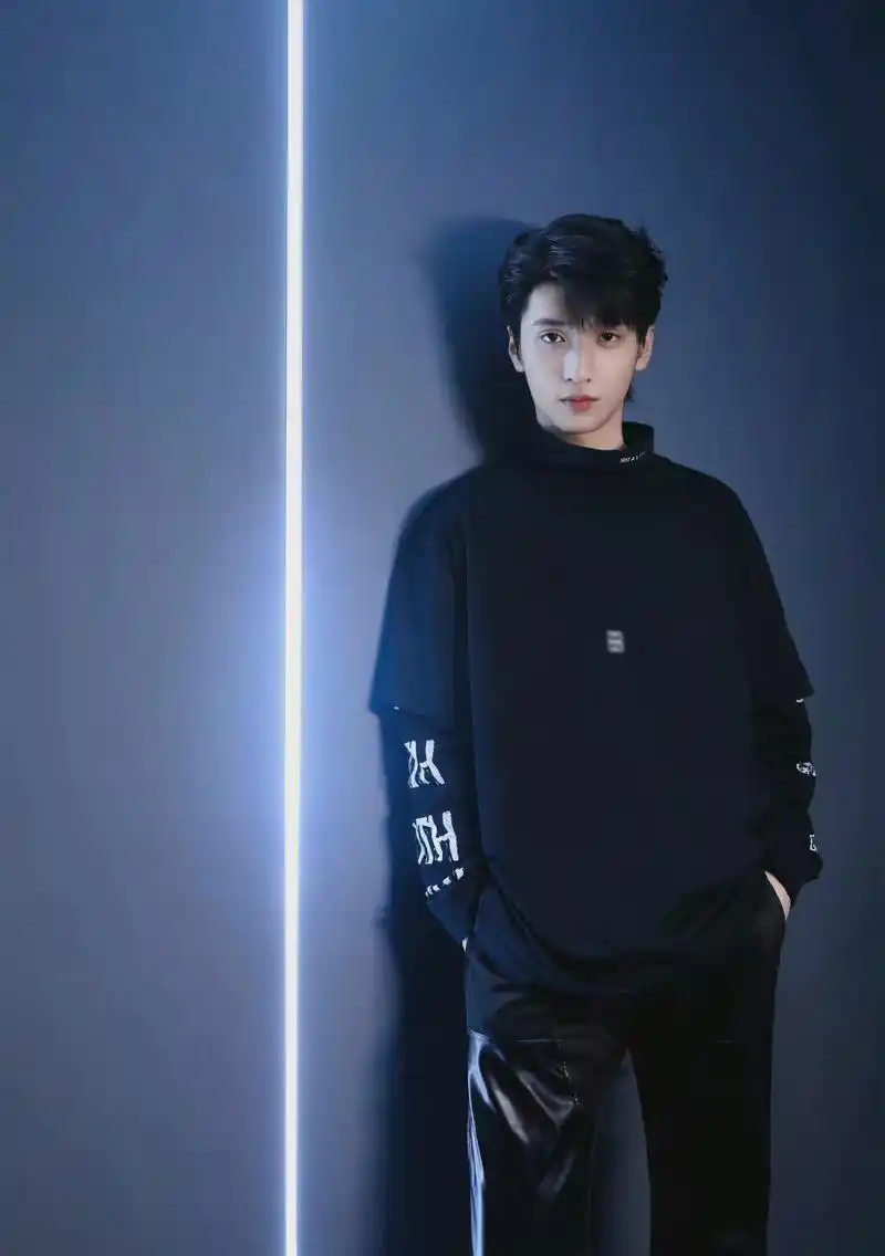 严浩翔科技感图片:哥哥绝绝子