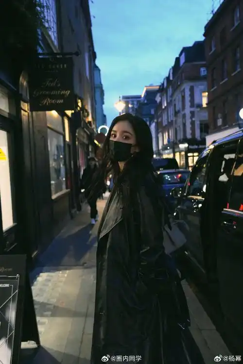 黑色皮衣,伦敦街头,夜幕降临,这也太有氛围感了吧,戴口罩都遮不住我幂