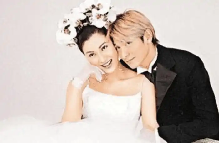 怪不得刘德华不愿意晒自己老婆看到结婚照后网友这谁敢晒啊