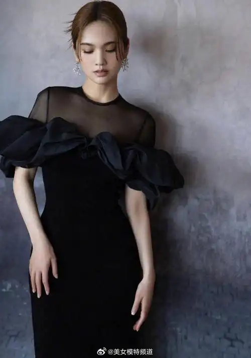 杨丞琳着黑色长裙勾勒曼妙身姿 珠宝点缀仪态优雅__财经头条