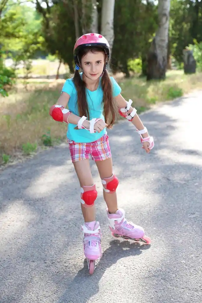 旱冰鞋在公园的小女孩