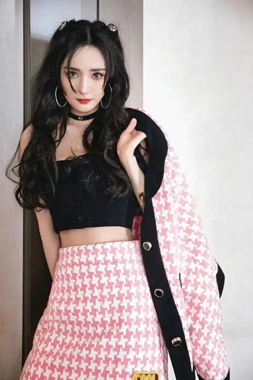 杨幂活动造型,身穿粉色格子套装搭配猫系妆容,可爱又性感,漂亮灵动.