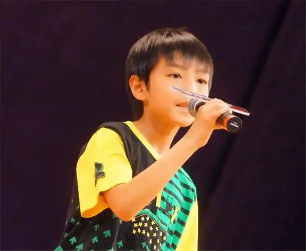 14岁与王源千玺组合当队长,今与刘昊然同游迪士尼_王俊凯_偶像_方面