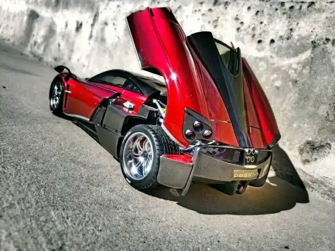 艳丽野兽-帕加尼 huayra stinger(毒刺) br /> 要说变形金刚4里最惊艳