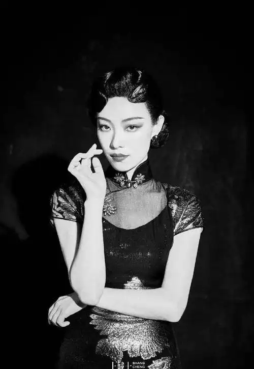 倪妮黑白旗袍写真韵味十足眼神妩媚古典性感