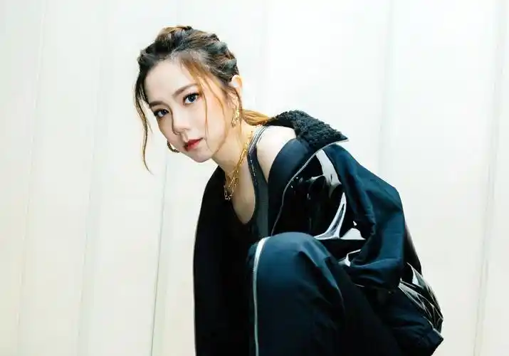 原创邓紫棋近照曝光后粉丝质疑其工作室营业效率遭本尊霸气回怼