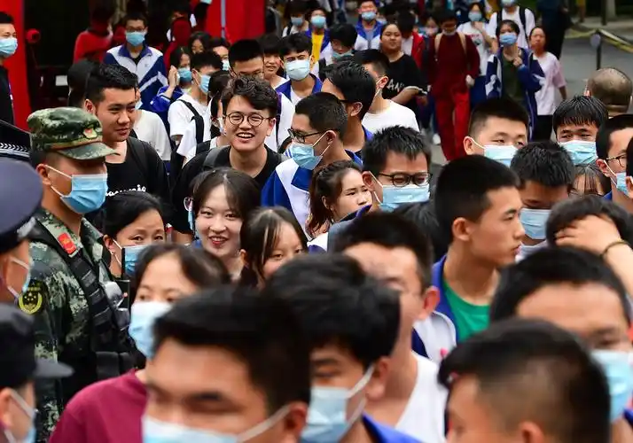 山东省2023年春季高考知识考试结束考生飞奔跑出考场