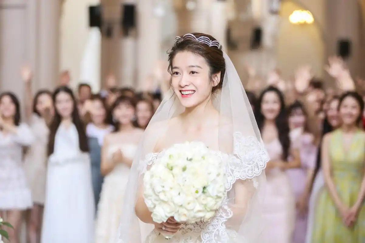 张雪迎《泡沫之夏》穿婚纱狂撒糖 寄语角色获祝福