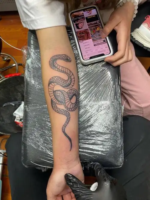 西峡半臂蛇纹身
