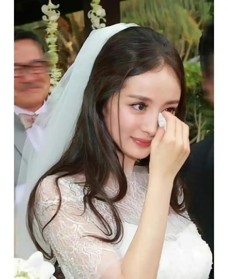 杨幂当年的婚纱照,是多少人心中的女神呀