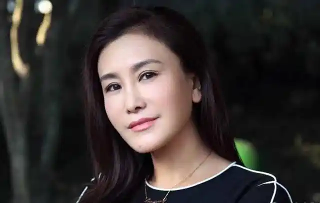 50岁王茜近照,看起来像是30岁的模样,为大23岁的老公守寡至今