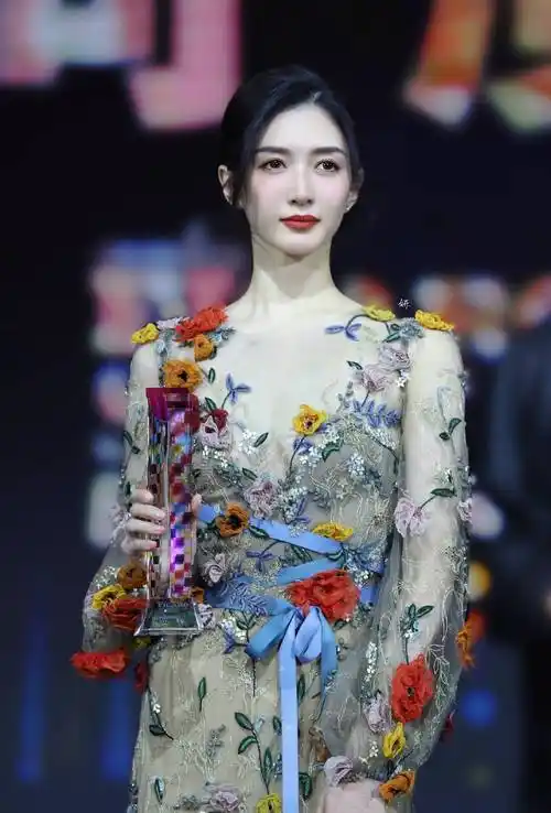 江疏影走红毯穿酷黑短裙,上台领奖时是穿绣花长裙,花枝招展真迷人