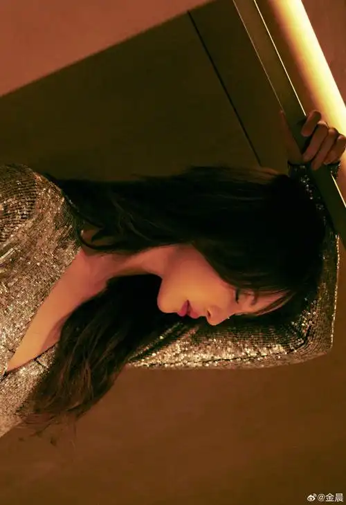 金晨化了蓝色眼影