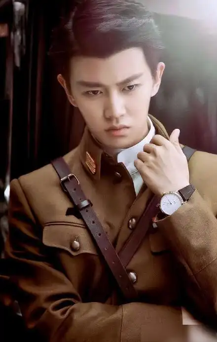 任嘉伦民国军装造型超a超帅那邪魅一笑太撩人了
