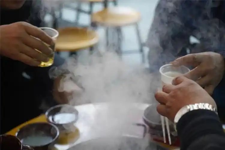 黄石店小二三两好友围炉而坐吃吃羊肉聊聊天