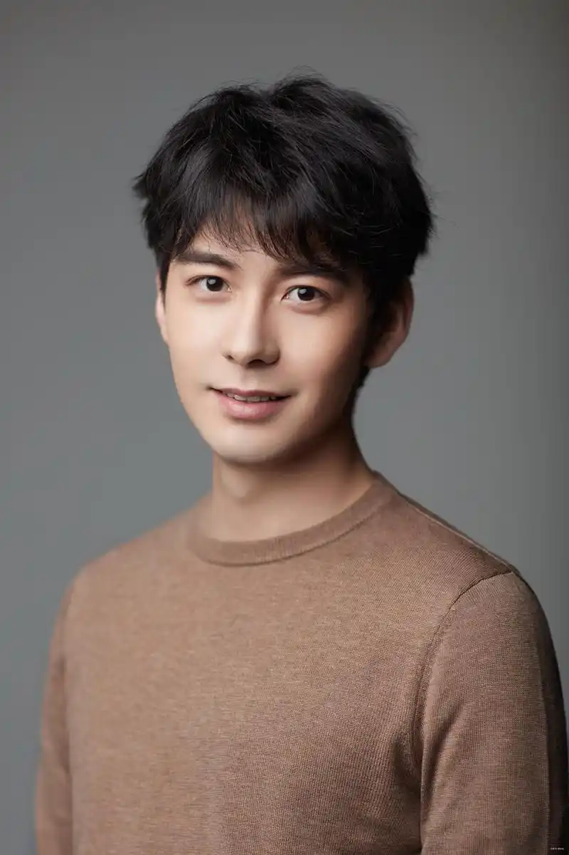 时装照的他很帅气对不对?