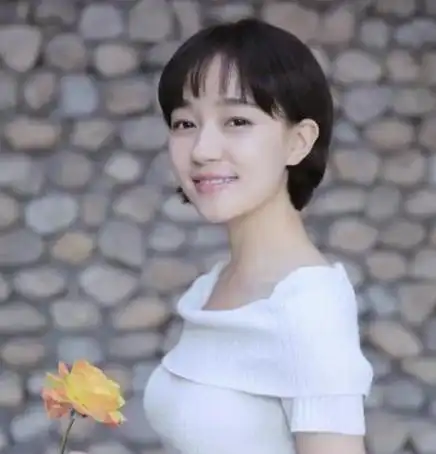 她没有绯闻不炒作不营销,不婚不恋也不火,剪短发能否逆天改命?