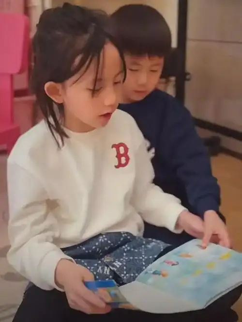 曝光视频中,先出现的是多妹黄少艾和弟弟彼得潘,早