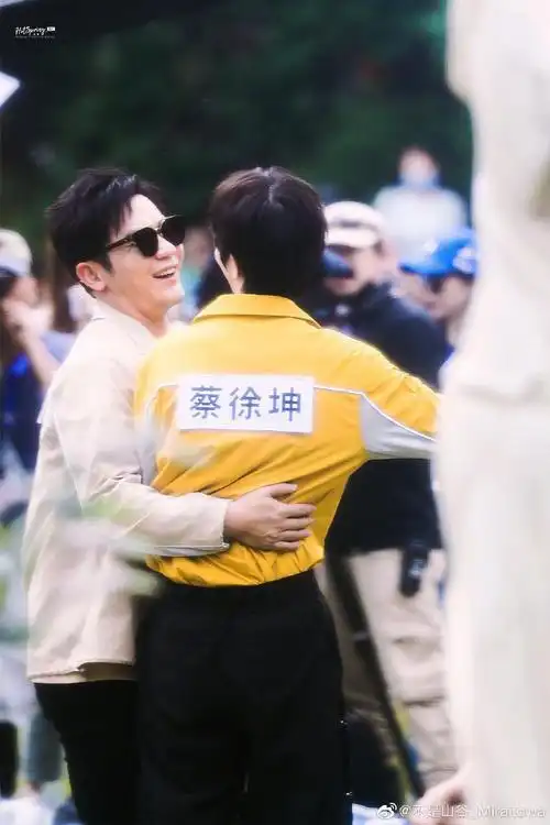 蔡徐坤跑男路透,一身黄色工装服,帅哥该剪头发啦