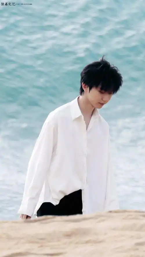 马嘉祺白衬衫海边拍摄路透##马嘉祺海边少年