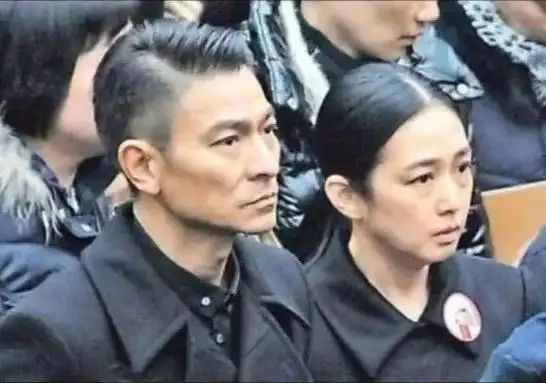 刘德华与妻子朱丽蒨(图片截取自现场视频)