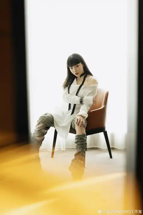 吴莫愁超话季秋的光,照在白色火焰上.是绚烂,是勇气.