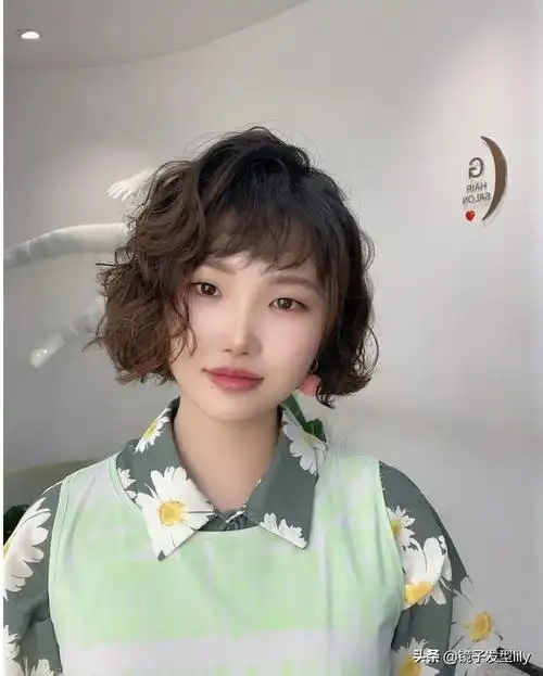 波波头卷发短发发型图片(最洋气最年轻的短发波波头发型)(6)