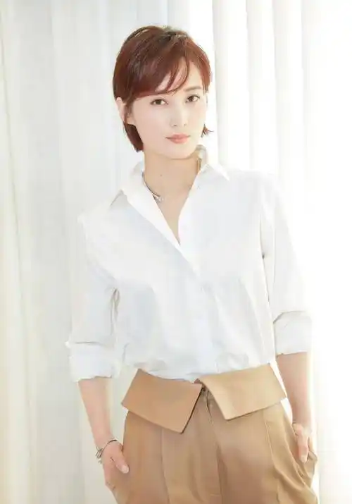 44岁蒋勤勤短发很高级,轻熟风造型简约精致,优雅又不失女人味_发型