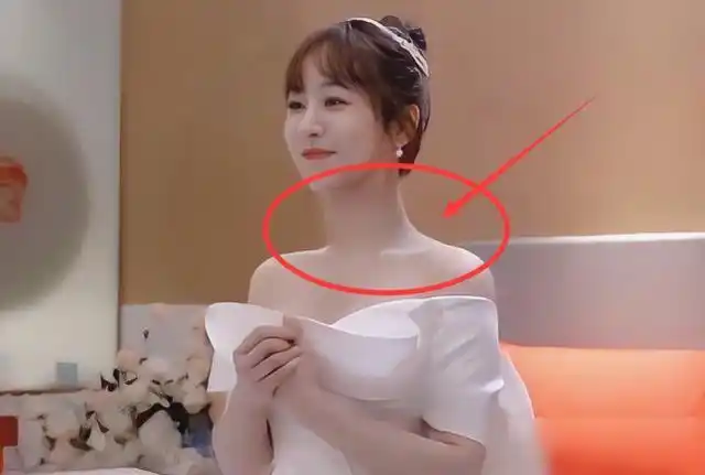 杨紫穿一字领婚纱美上热搜斜方肌形状抢镜我p都p不出来