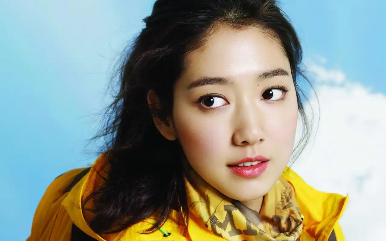 韩国新生代女星朴信惠动感写真桌面壁纸