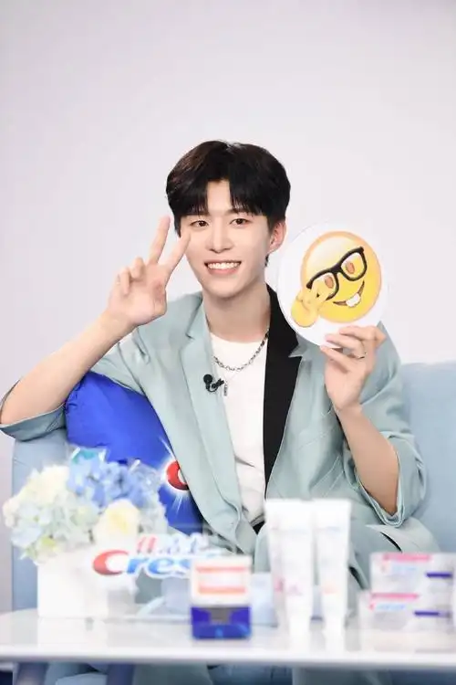 范丞丞六一直播高清现场图释出 好想拥有这么可爱的大白牙男友!