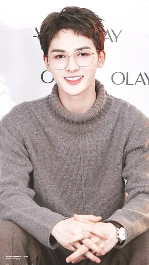 戴眼镜的朱正廷