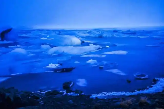 冰岛莹蓝色冰河湖每分钟都是不同的色彩