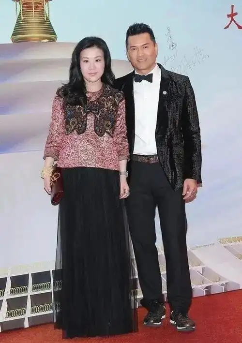 她是吕良伟的新娶妻子,颜值与气质并存,被许多人誉为旺夫相