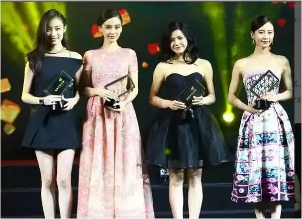 站在倪妮和杨颖两位身材高挑的女星身边,陈妍希的身高显得有些不足,而