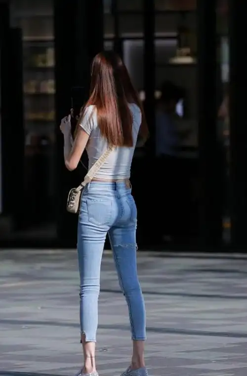 街拍:图4穿紧身裤的气质美女好身材挡不住,演绎成熟女人味