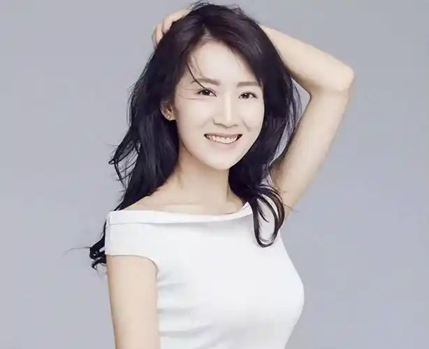 阔太李念香港香奈儿扫货,坐vip室面前摆一堆包,轻松花掉几十万