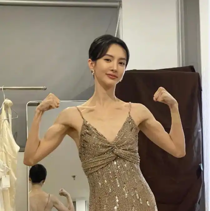 金晨健身照,腹肌线条可太好看了,这才是女明星秀身材的正确方式