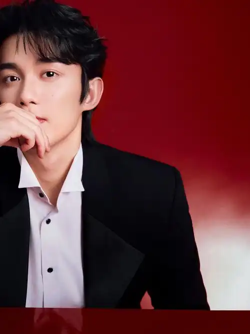 绯红焰光里,记录与世界的帧帧瞬间.吴磊leo